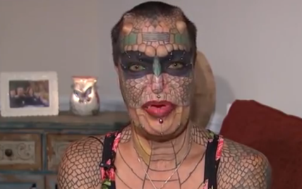 У США жінка-трансгендер витратила понад 60 тисяч доларів, щоб виглядати як змія
