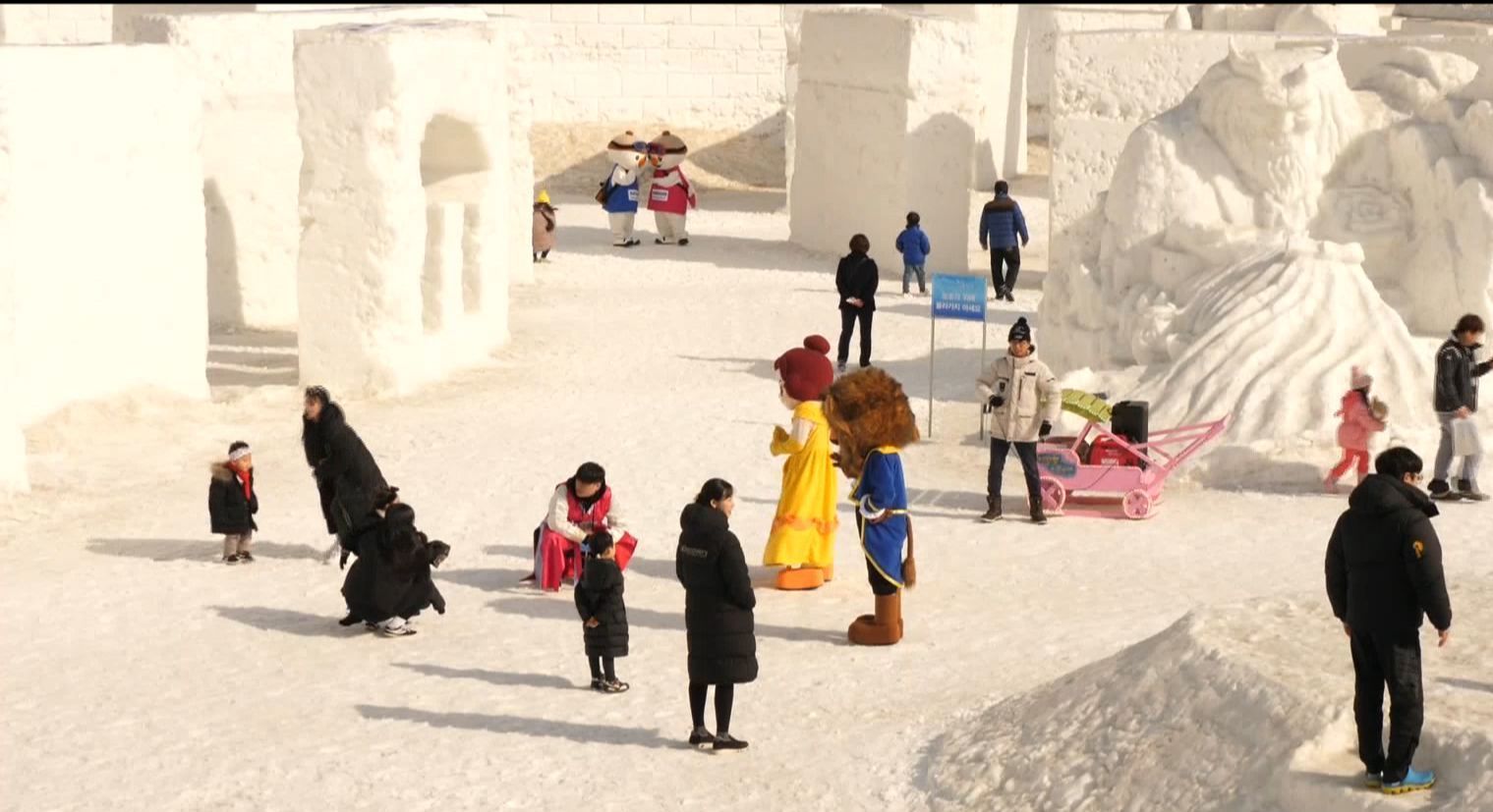 Около пяти тысяч туристов ежедневно посещают ледовый городок в Пхенчхане