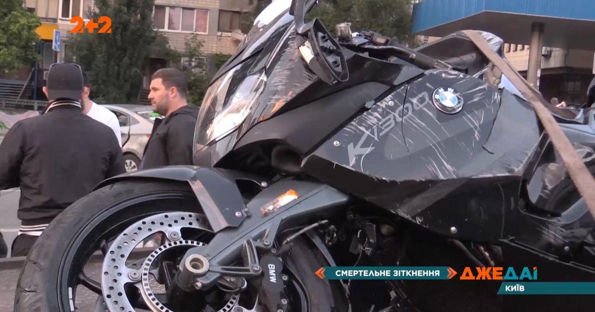 Зіткнення таксі з мотоциклом у столиці: байкера кинуло в огорожу, вижити не було шансів