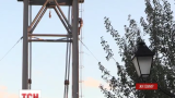 В Житомире спасатели и родственники больше часа уговаривали мужчину слезть с опоры подвесного моста