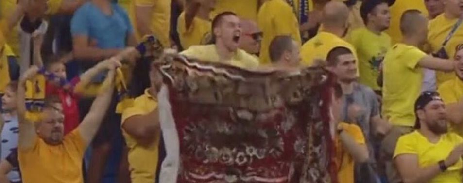 Російський клуб почав продавати футболки-килими