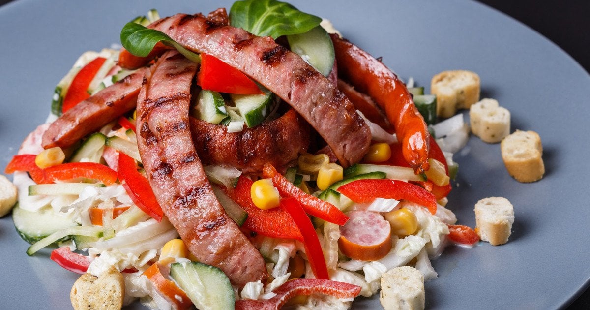 Салат с колбасой кукурузой огурцами яйцами и сухариками