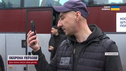 До сліз раділи яблукам! Найемоційніші кадри з обміну сьогодні! Від обіймів ледь не падали | ТСН
