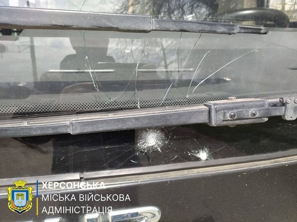 Російські війська атакували цивільний транспорт у Херсоні.  / © Херсонська ОВА