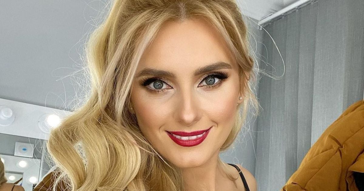 Грайлива Ірина Федишин у бікіні попозувала на піску та похизувалася пласким животиком