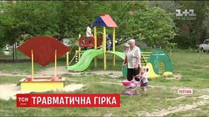 4-летняя девочка получила перелом позвоночника во время катания на детской горке