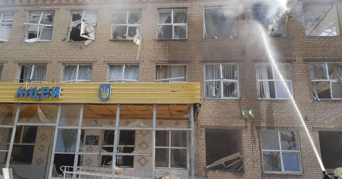 Ракетний удар по Костянтинівці: під завалами ліцею загинули мирні жителі 