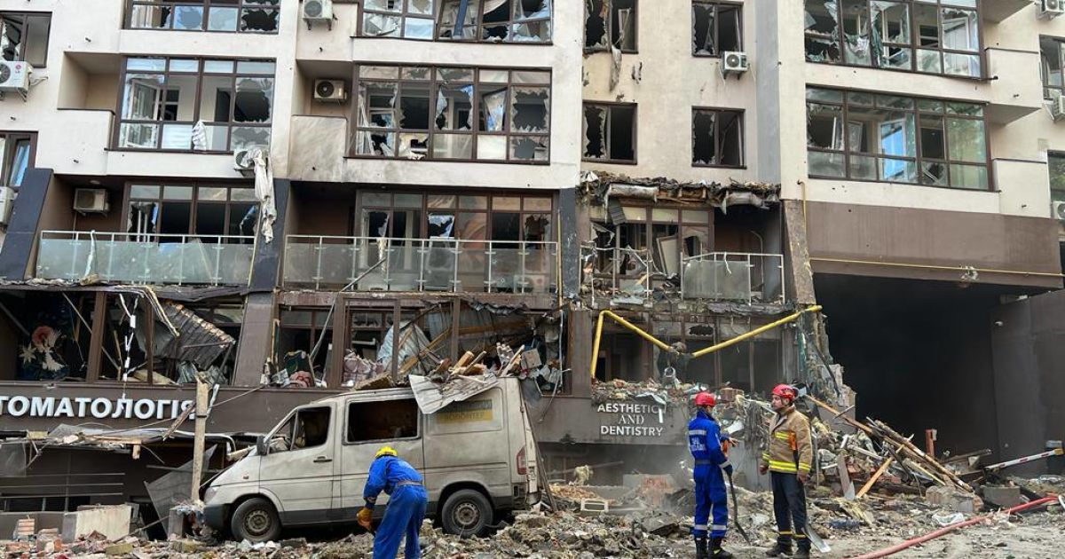 Сейчас спасают ее маму: из-под завалов обстрелянного россиянами дома в Киеве достали семилетнюю девочку (фото)