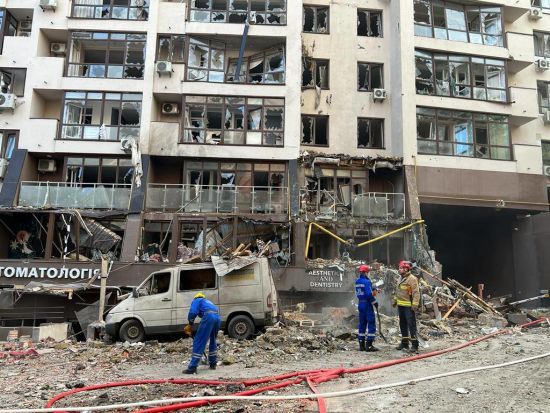 Зараз рятують її маму: з-під завалів обстріляного росіянами будинку в Києві дістали семирічну дівчинку (фото)