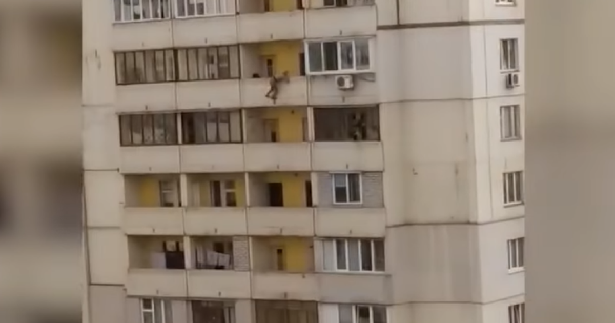 Успели вовремя: в Киеве патрульные схватили женщину, которая хотела прыгнуть с балкона 12-го этажа (видео)