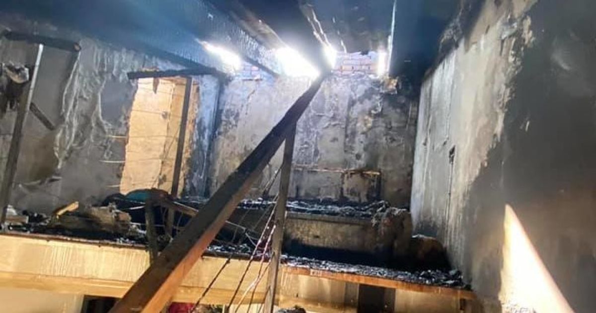 Згорів дах і п'ять квартир: дощ заливає постраждалий від пожежі будинок на Софіївській Борщагівці