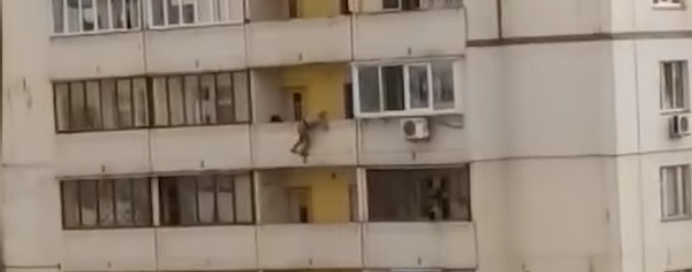 Успели вовремя: в Киеве патрульные схватили женщину, которая хотела прыгнуть с балкона 12-го этажа (видео)