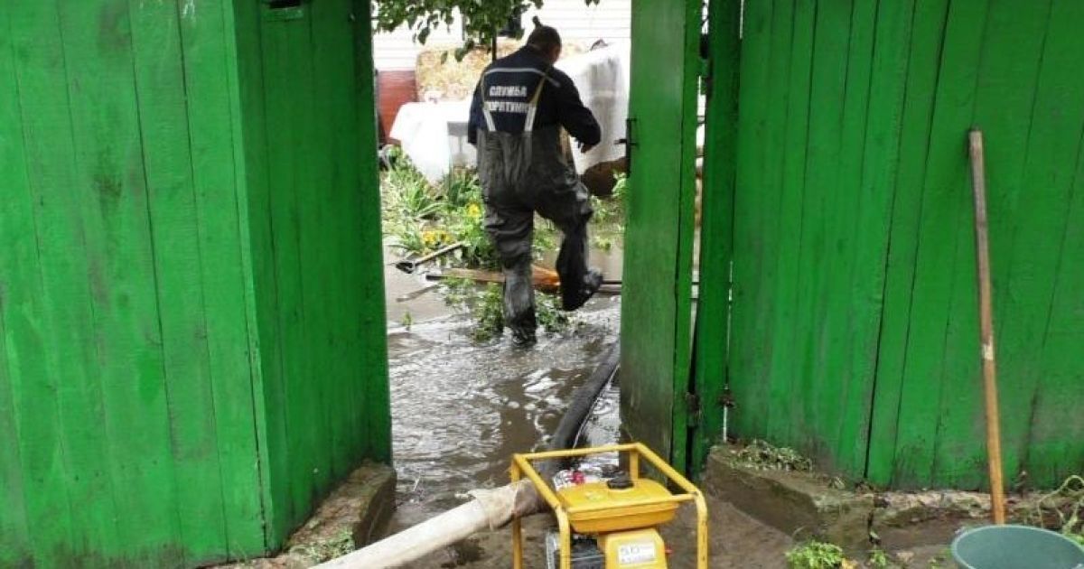 В Чернигове спасатели пытаются не допустить затопления города бытовыми отходами с полигона