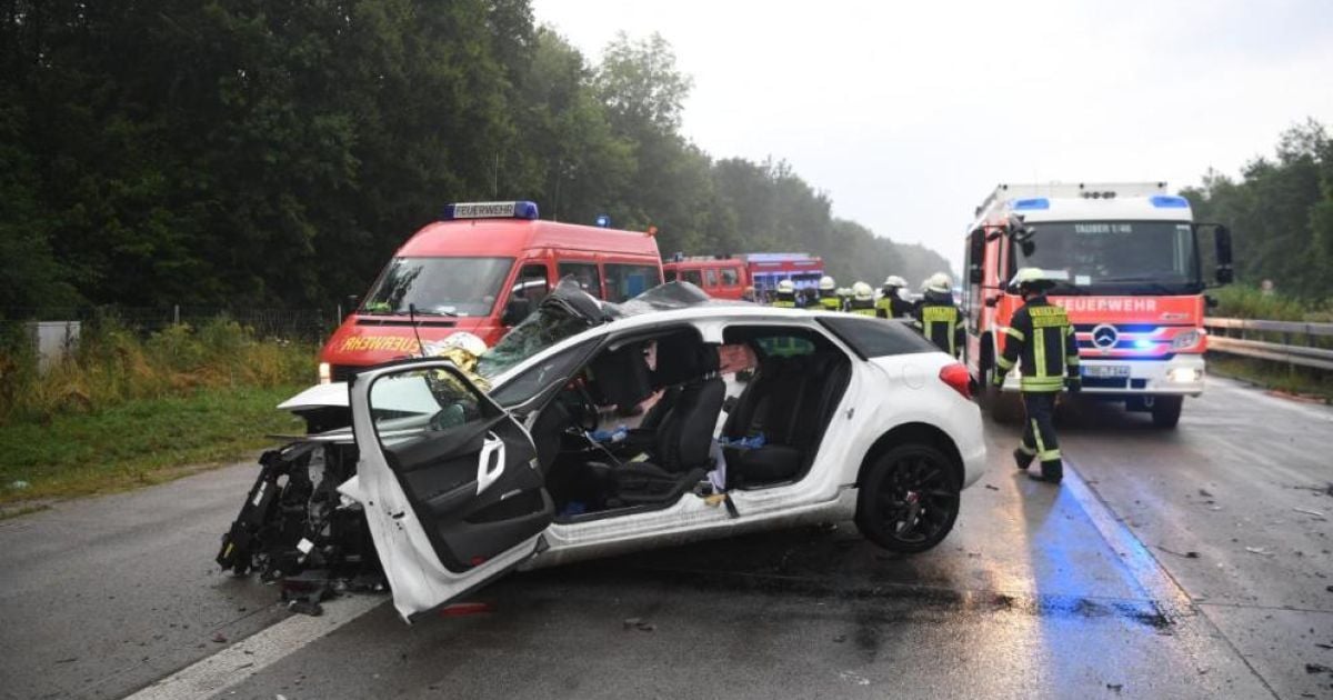 Масштабная авария в Германии. На мокрой трассе смяло 10 автомобилей, 4 человека погибли