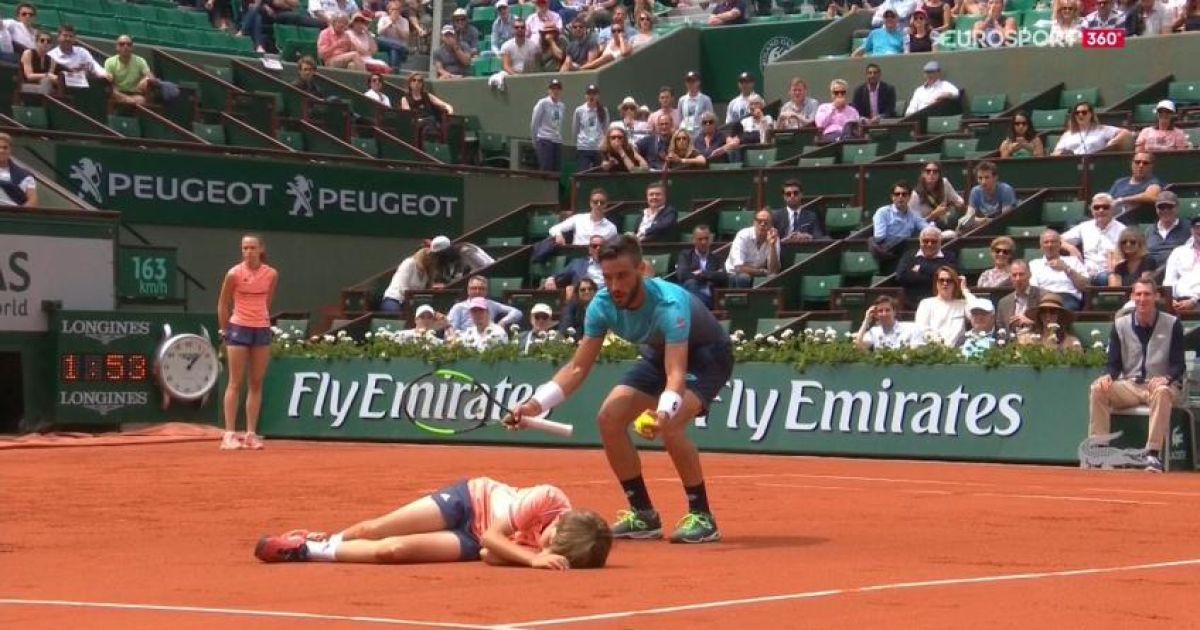 Боснийский теннисист отправил в нокаут болбоя во время матча Roland Garros