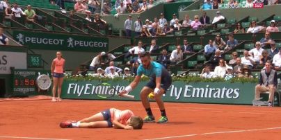 Боснийский теннисист отправил в нокаут болбоя во время матча Roland Garros