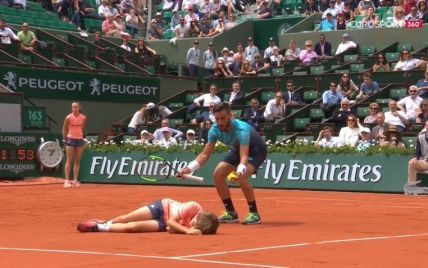 Боснийский теннисист отправил в нокаут болбоя во время матча Roland Garros