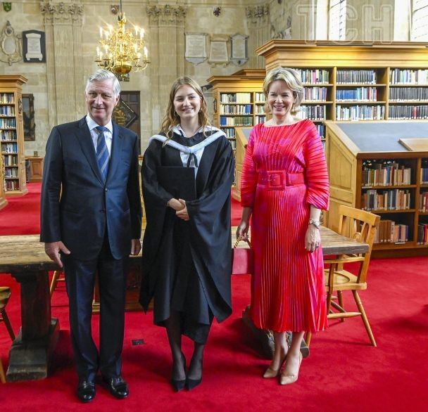 Королева Матильда, король Филипп и их дочь-выпускница Оксфорда - принцесса Елизавета / © Getty Images