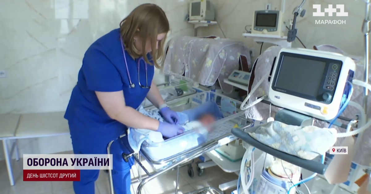 Медики та врятоване немовля