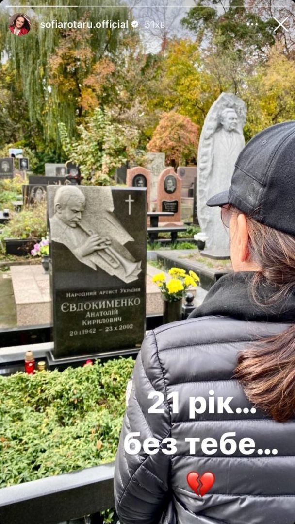 Софія Ротару на могилі свого чоловіка / © instagram.com/sofiarotaru.official