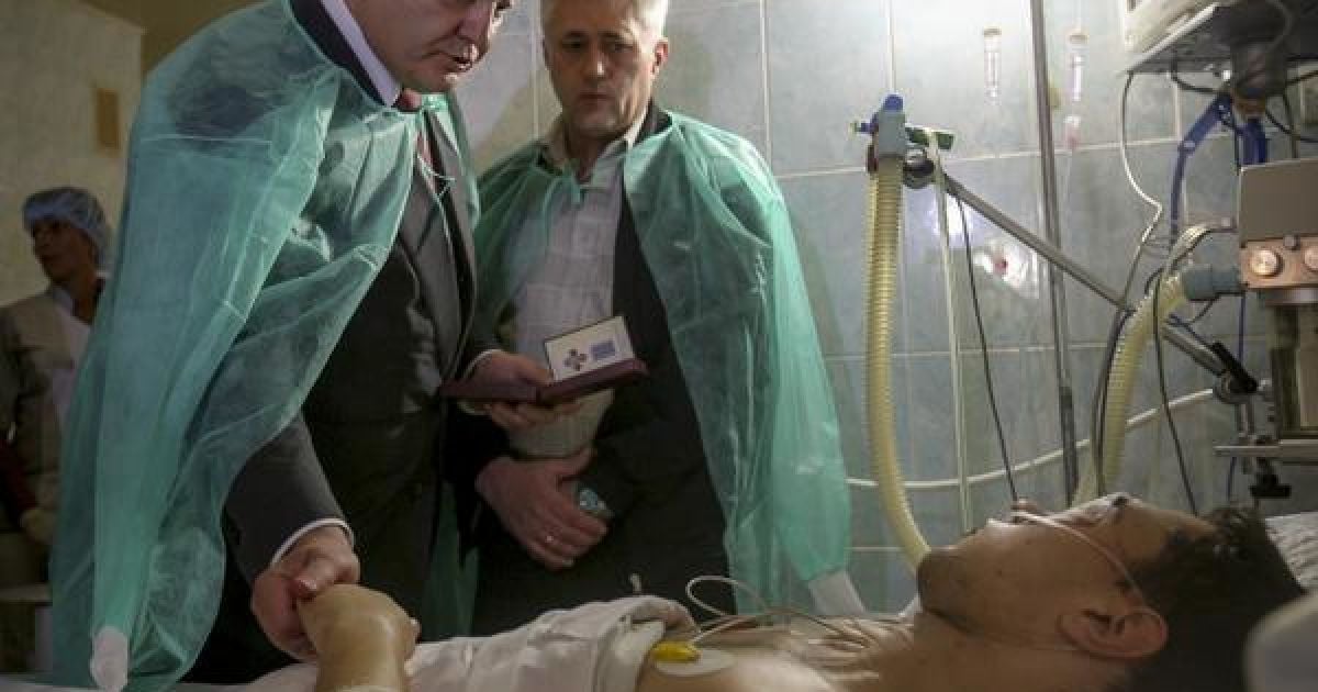 Порошенко поблагодарил обоих участковых, раненных во время теракта.