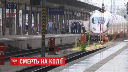 На залізничному вокзалі у Франкфурті чоловік штовхнув під потяг жінку з 8-річним хлопчиком
