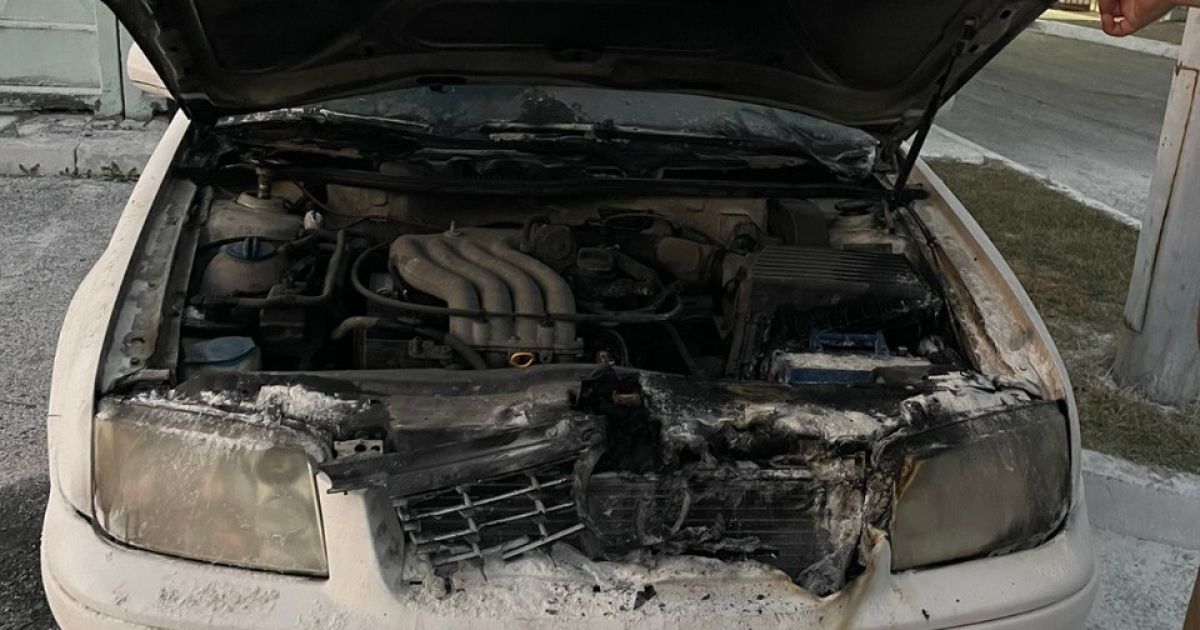 У Києві 20-річний хлопець спалив два поліцейських авто