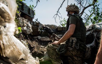 Обострение на Донбассе: 42 обстрела террористов. Боец ООС погиб, еще 9 ранены