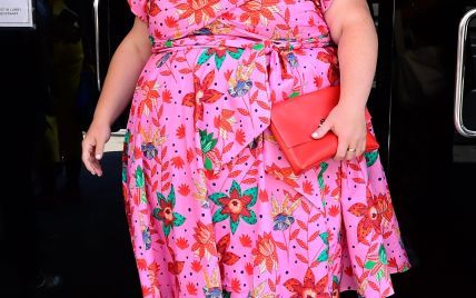 В розовом платье с изюминкой: яркая Крисси Метц на телешоу