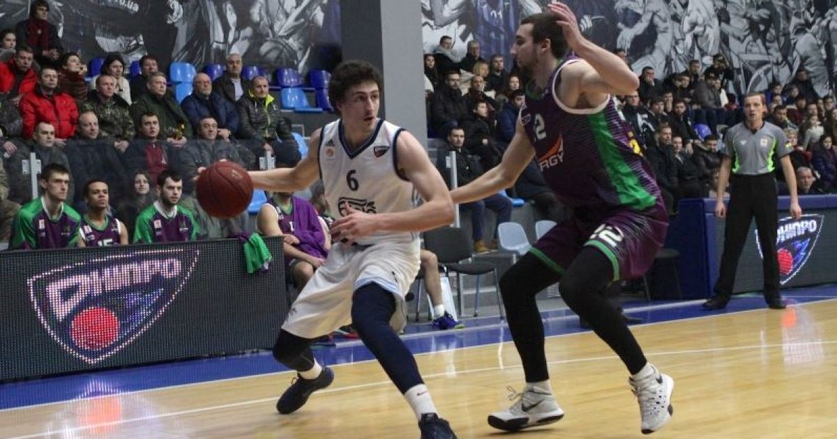 Момент из матча "Днепр" - "Хортица"