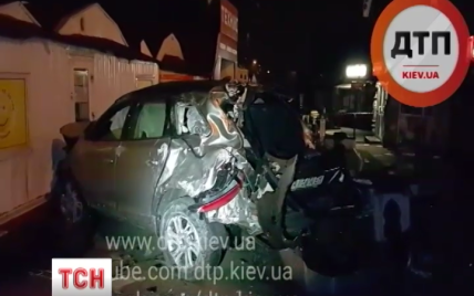 У Києві Volvo впало на ринок, а водій вилетів через лобове скло