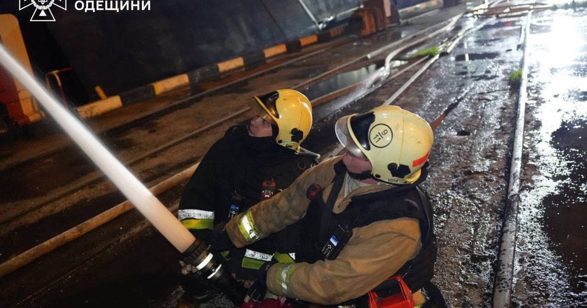 В Одесі загорілося судно через атаку РФ