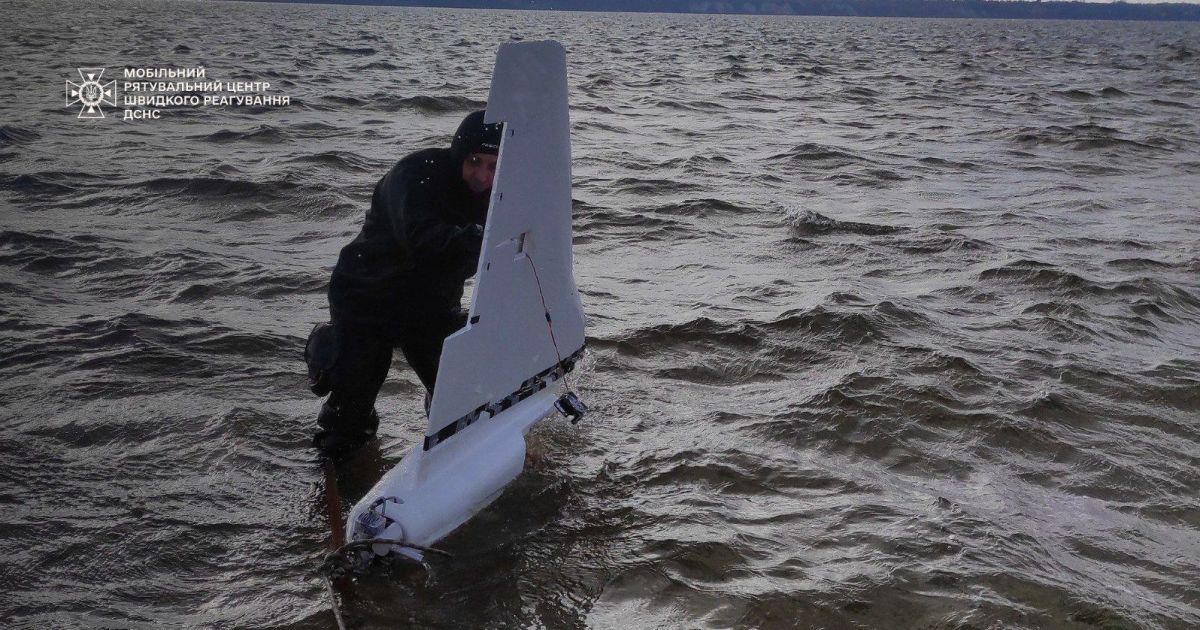 В Киевской области из Днепра спасатели выловили обломки вражеского беспилотника