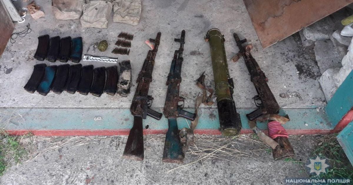 На Донеччині в гаражі родича бойовика "ДНР" викрили схованку з арсеналом зброї