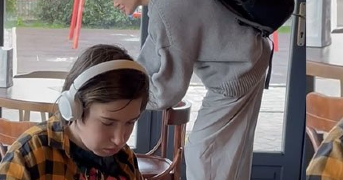 "Як сон наяву": хлопчик зі Львова пояснив, чому не помітив Анджеліну Джолі за сусіднім столиком кав'ярні