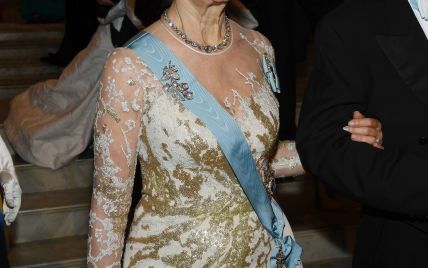 В полупрозрачном платье и тиаре: роскошный образ королевы Сильвии на церемонии в Стокгольме