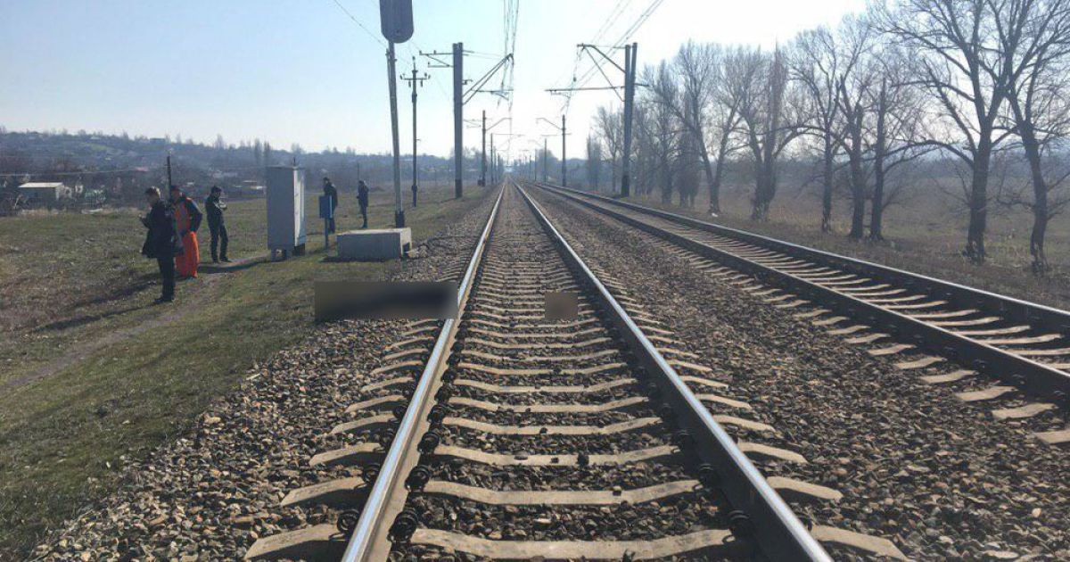 На Донеччині електричка відрізала голову 17-річному підлітку