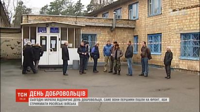 ТСН поспілкувалася із добровольцями, які першими пішли на фронт