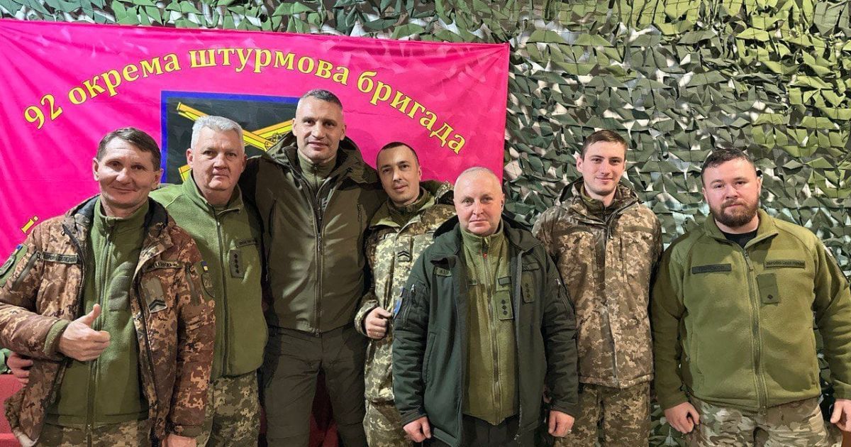 «Второй год подряд встречаю с бойцами на Донбассе», — Кличко поехал к защитникам на передовую с полезными подарками