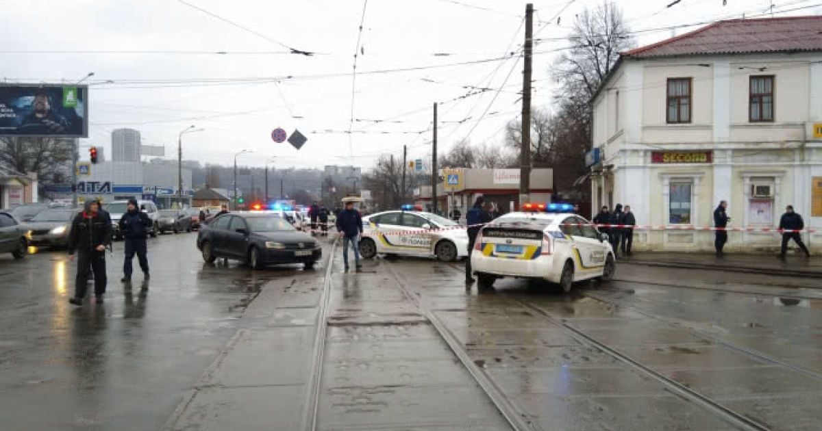 В Харькове неизвестный захватил отделение почты, внутри находятся люди