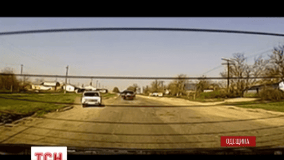 На трасі «Одеса-Миколаїв» неадекватний водій «Мерседеса» розтрощив шість машин