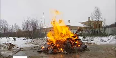 Под Киевом местные жители разломали и сожгли забор имения регионала