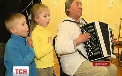 В Мариуполе маленькие дети со слезами на глазах спели Гимн Украины