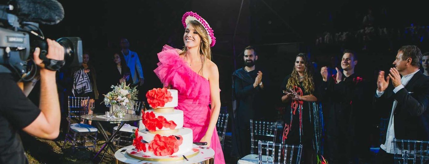 Осадчая в малиновом мини-платье и с трехэтажным тортом отпраздновала 15-летие "Светской жизни"