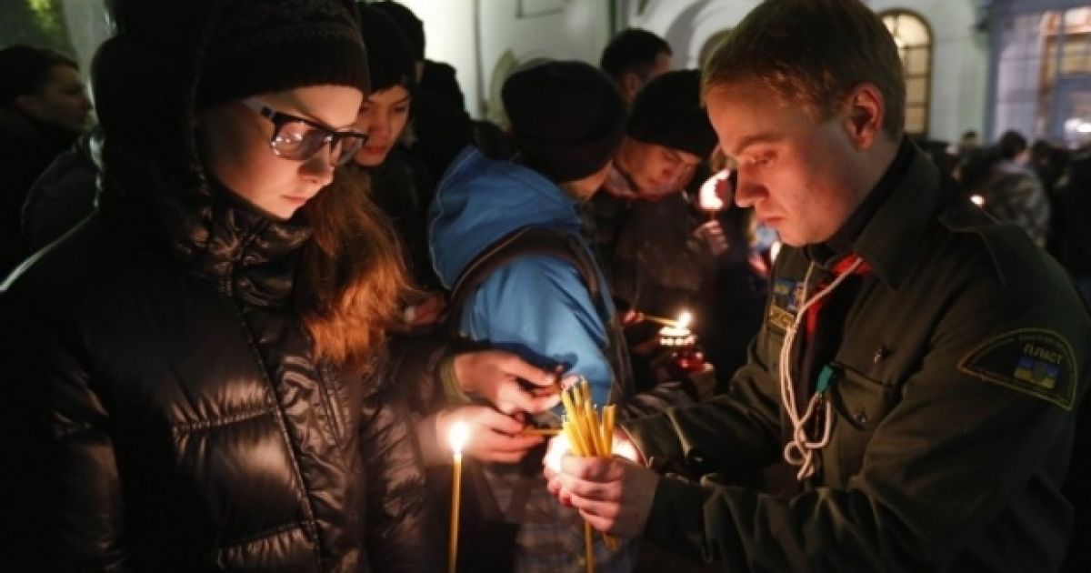 Вогонь миру передавали в соборі Святої Софії. / © УНІАН