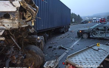 Моторошна ДТП під Вінницею: внаслідок зіткнення евакуатора з вантажівкою загинули двоє осіб