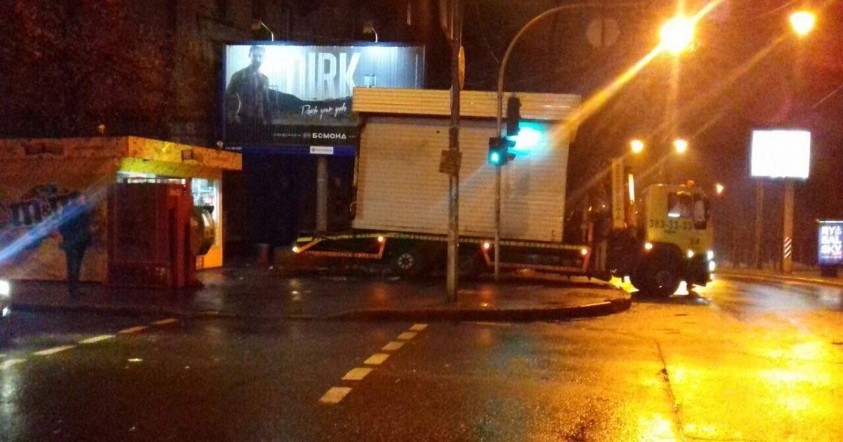 у Києві знесли перші МАФи за продаж алкоголю_3 / © Facebook/Дмитрий Белоцерковец