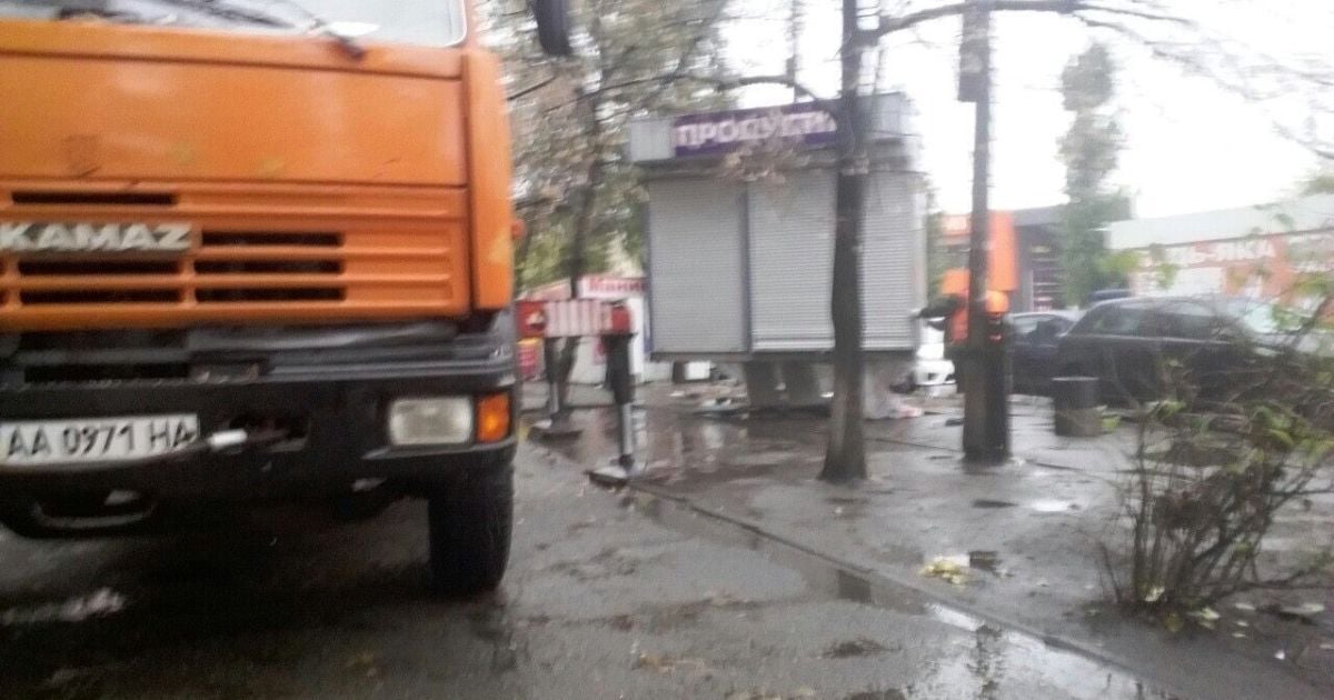 у Києві знесли перші МАФи за продаж алкоголю_2 / © Facebook/Дмитрий Белоцерковец