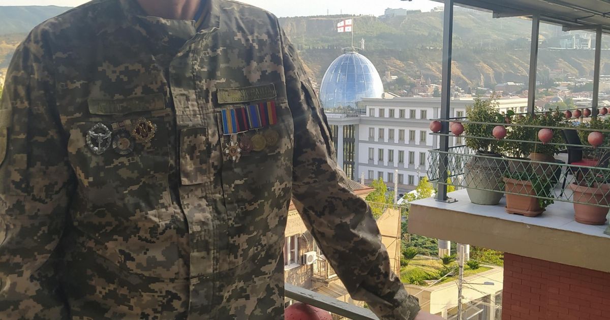 Заступник командира розвідбату та ветеран УНСО Ігор Мазур забирає з Тбілісі тіло свого побратима Леоніда Ткачука. Фото: Ігор Мазур/Facebook