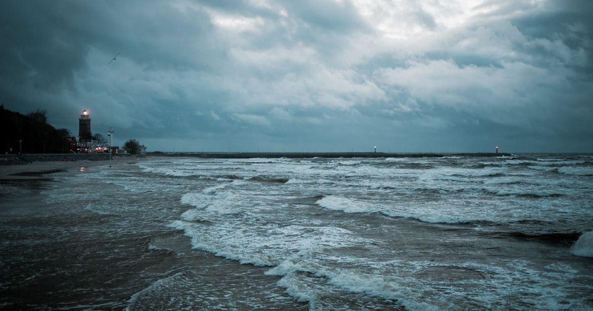 Грози та шквали: на морських курортах Херсонської області погіршиться погода